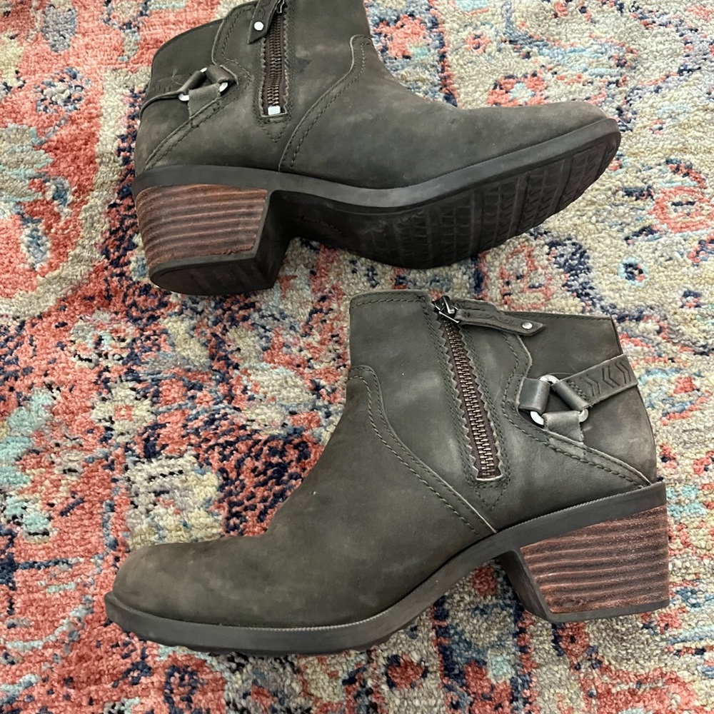 Teva Army Green Booties Size 9